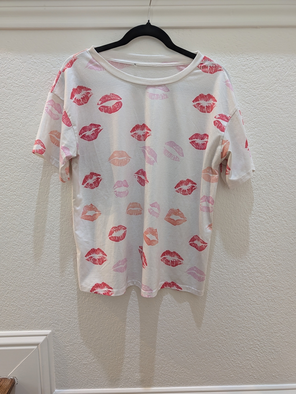 White Women's Lip Print Tee in Pink & Coral